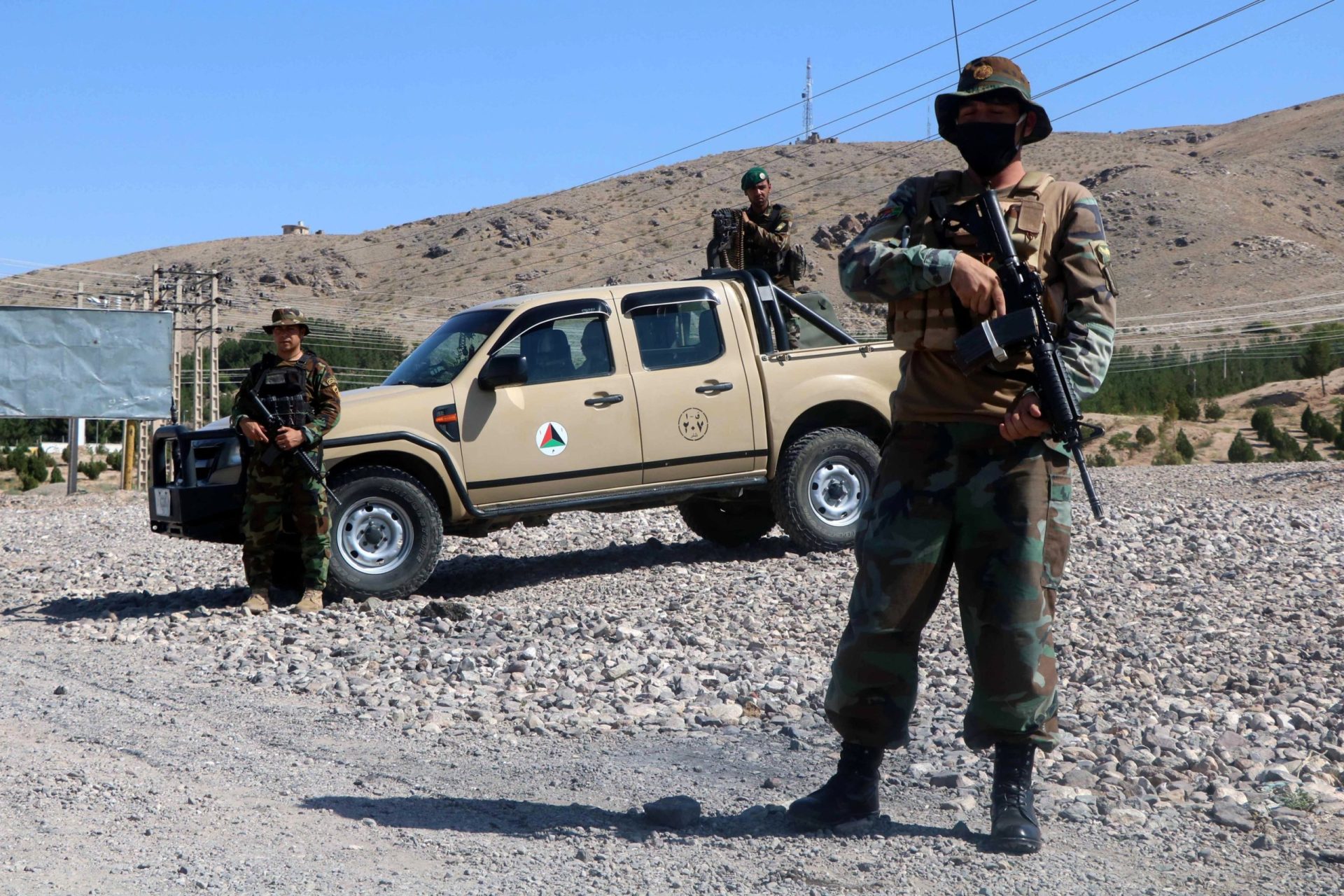 Talibãs põem centenas de tropas afegãs em debandada