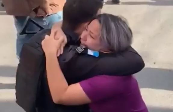 Mulher abraça polícia depois de ser levada como refém durante assalto a loja | Vídeo