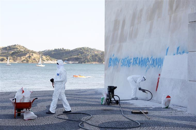 Limpeza de graffiti no Padrão dos Descobrimentos custou 2.300 euros