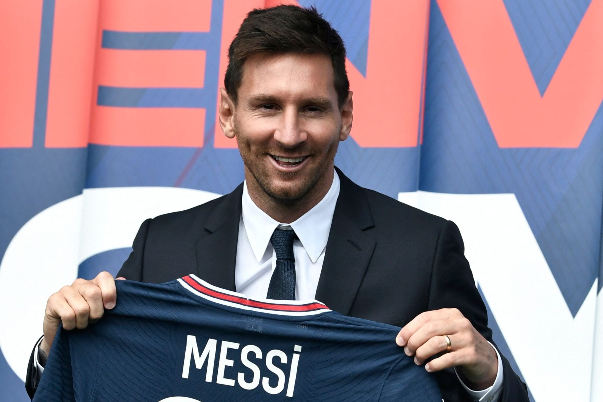 Messi apresentado no PSG: “Estou feliz e emocionado”