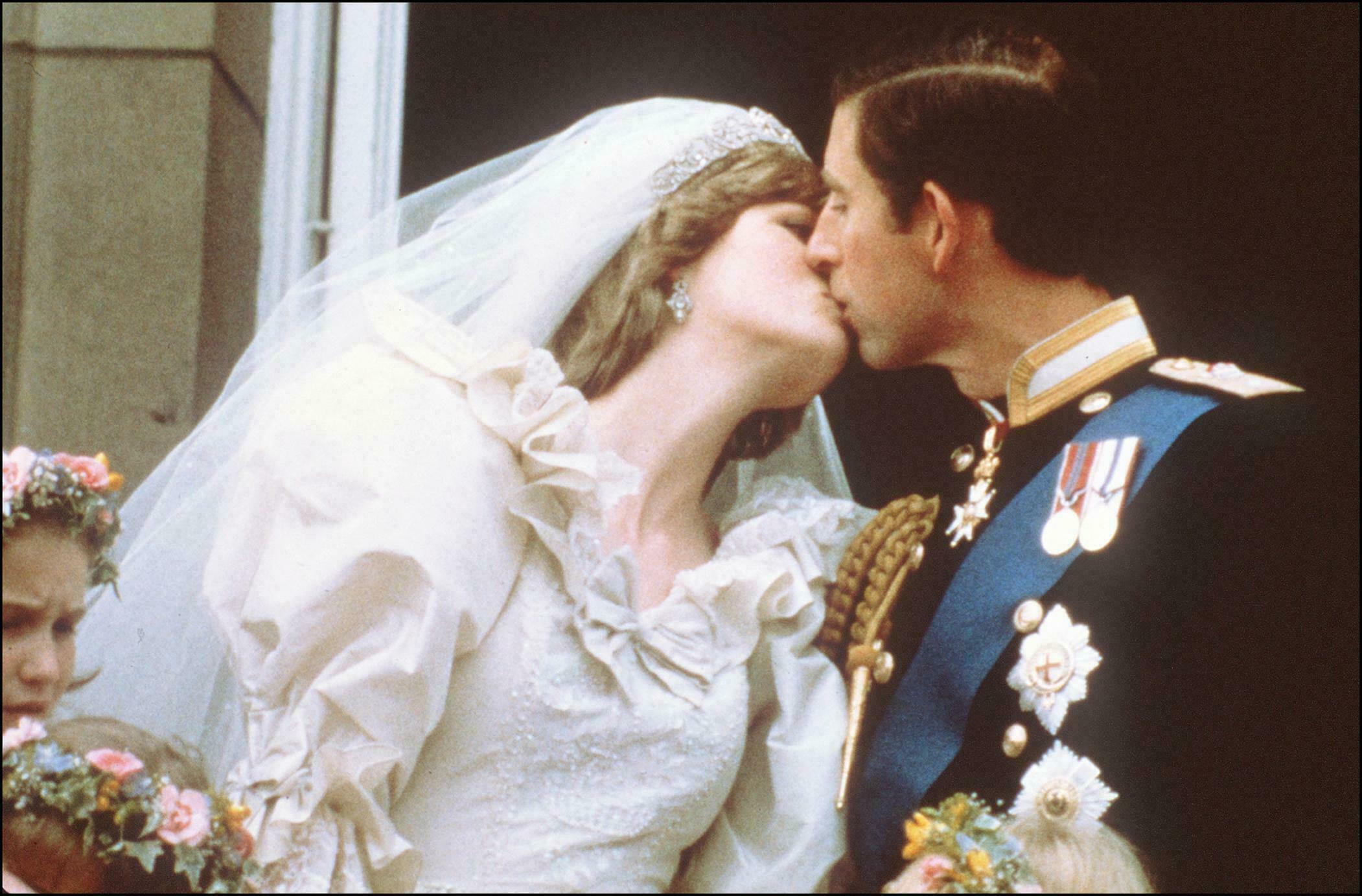 Depois de 40 anos guardada, fatia de bolo do casamento de Diana e Carlos é vendida por mais de dois mil euros