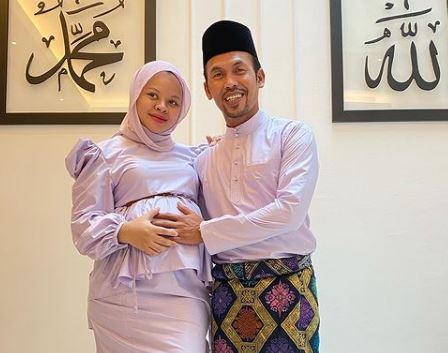 Estrela de música da Malásia morre de covid-19 após dar à luz