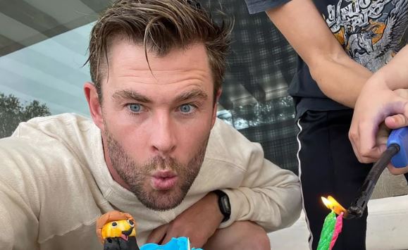 Chris Hemsworth mostra bolo de aniversário feito pelos filhos
