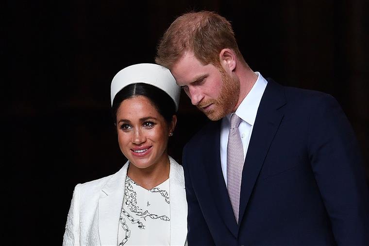 Harry quer um batismo real para a filha no Reino Unido, mas Rainha está “sob pressão” para recusar cerimónia