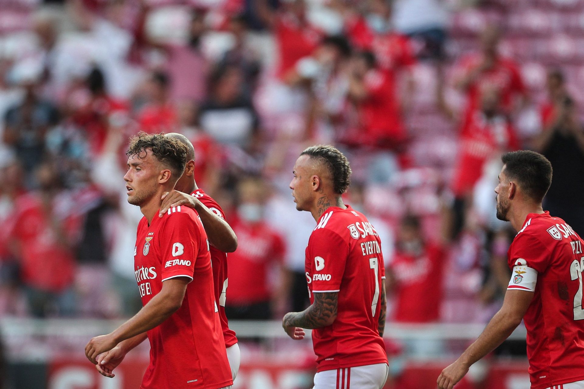 Benfica vence Arouca por 2-0 na Luz