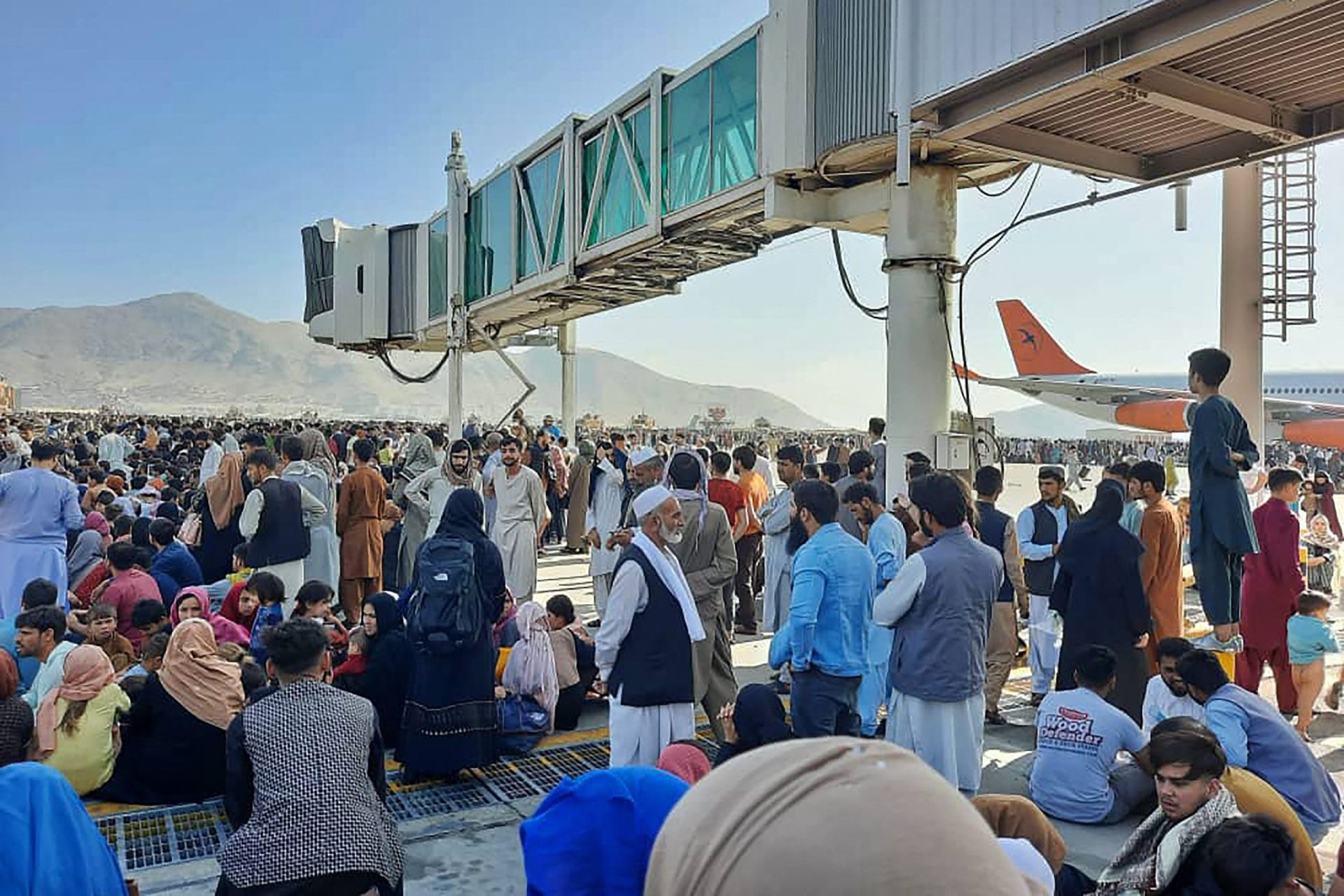 Maioria dos portugueses no Afeganistão já abandonou o país, mas &#8220;há quatro ou cinco&#8221; ainda no aeroporto