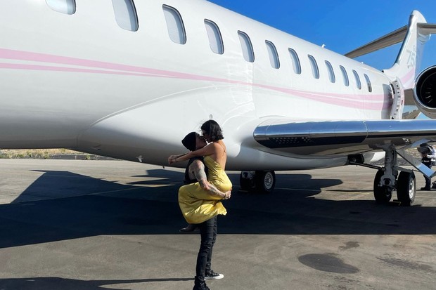 Travis Barker agradece à namorada após voltar a viajar de avião