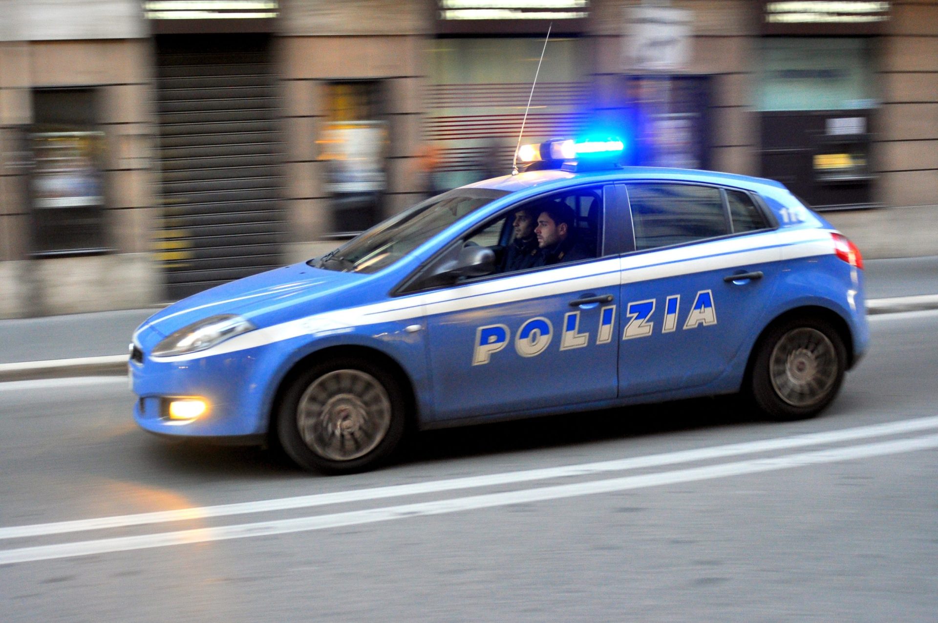 Polícia italiana sem meios para terminar &#8216;rave&#8217; ilegal com oito mil jovens de vários países europeus