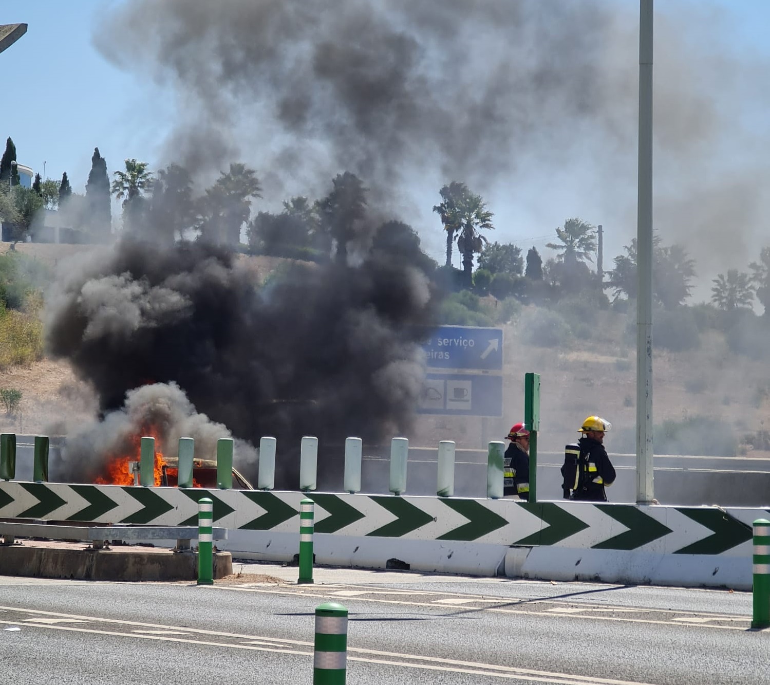 Vídeo mostra carro a arder junto às portagens da A5 em Porto Salvo