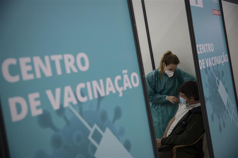 Governo remete decisão sobre terceira dose da vacina para a DGS