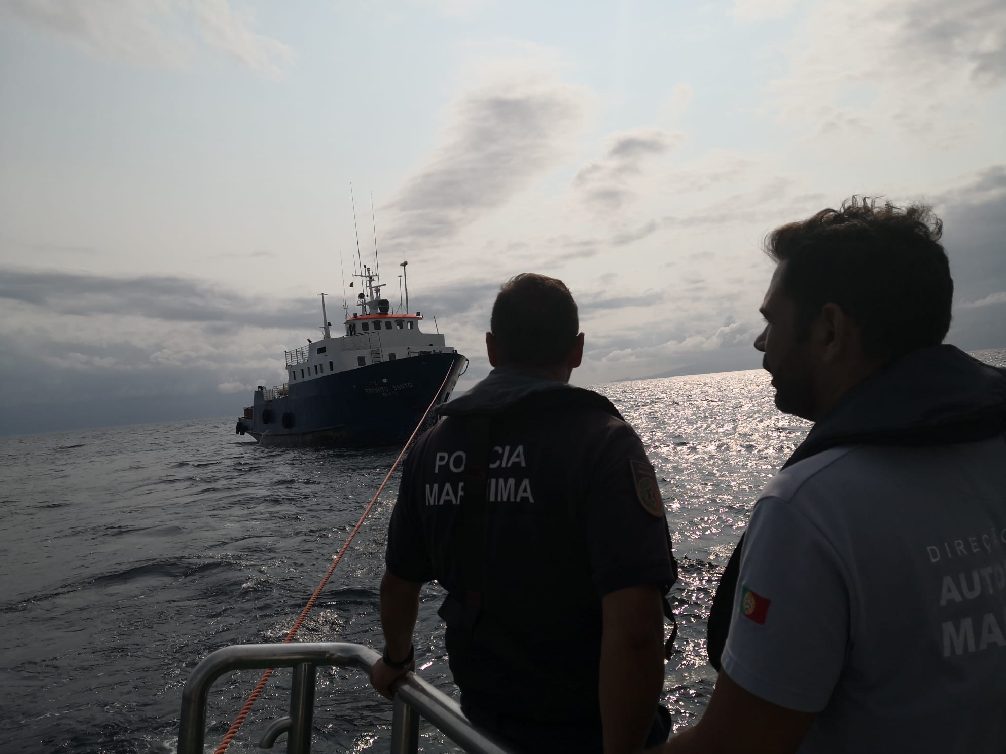 Resgatado navio de comércio com sete tripulantes à deriva ao largo da ilha de São Jorge