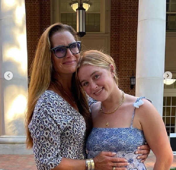 Atriz Brooke Shields emocionada ao deixar filha mais velha na universidade