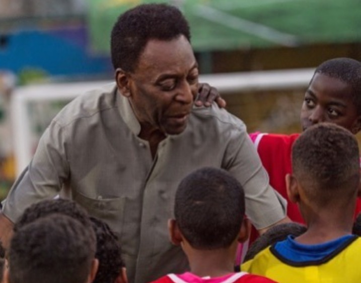 Pelé organiza leilão com artigos de estrelas do futebol e do entretenimento para ajudar Brasil no combate à pandemia