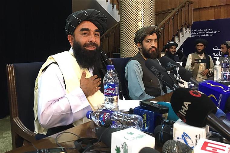 Talibãs proíbem deslocações de afegãos para o aeroporto de Cabul