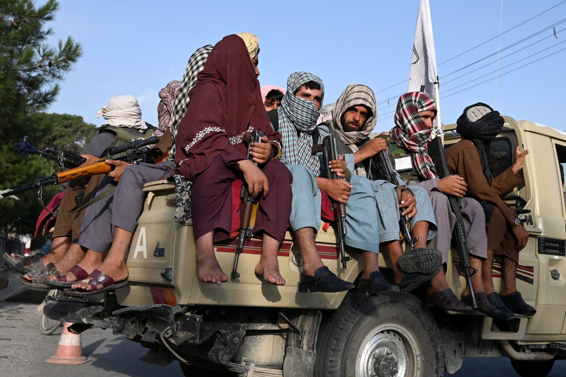 Talibãs dizem que vão permitir voos civis após 31 de agosto