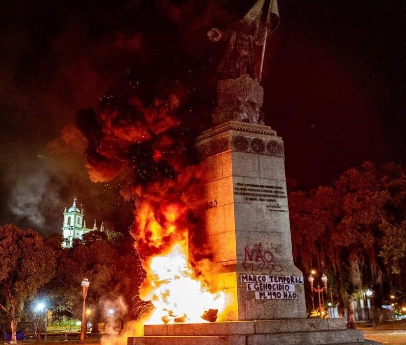 Estátua de Pedro Álvares Cabral no Rio de Janeiro incendiada devido a protesto liderado por povos indígenas