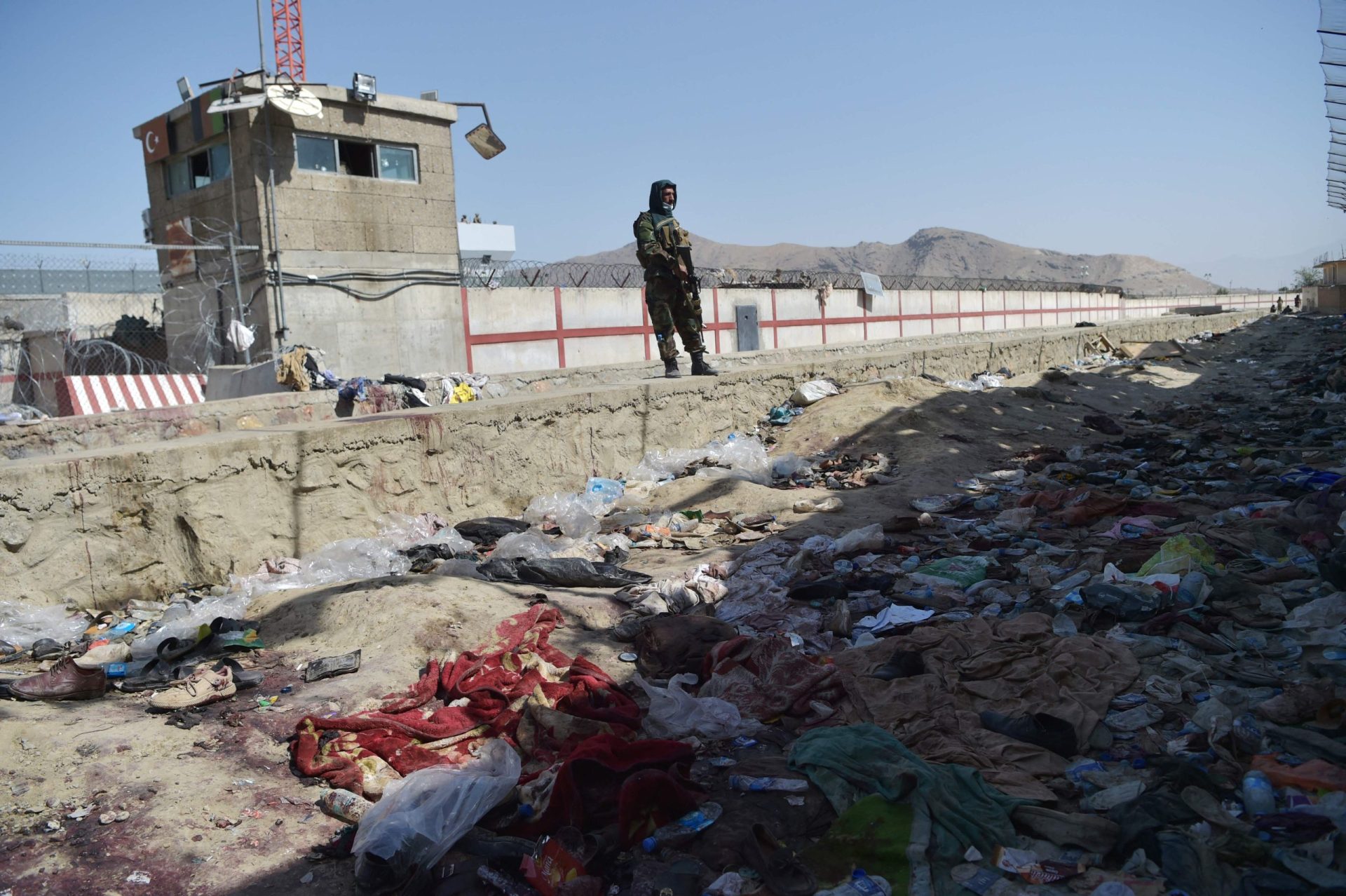 Número de soldados norte-americanos que perderam a vida em ataques em Cabul sobe para 13. Morreram mais de 90 civis