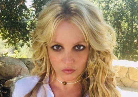 Numa semana, Britney Spears apareceu quatro vezes em topless no Instagram e fãs suspeitam