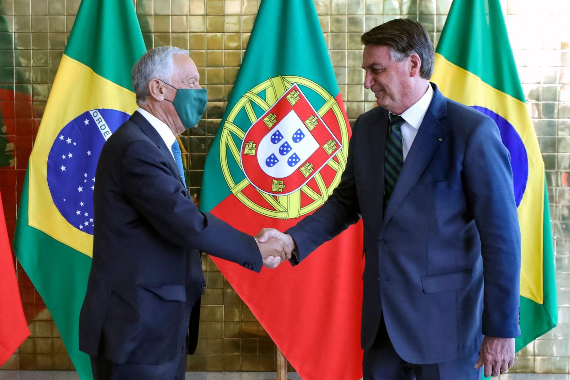 Bolsonaro deixa máscara de lado no encontro com Marcelo Rebelo de Sousa