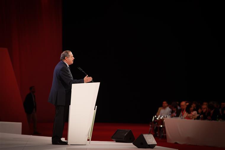 Carlos César reeleito presidente do PS com mais de 90% dos votos