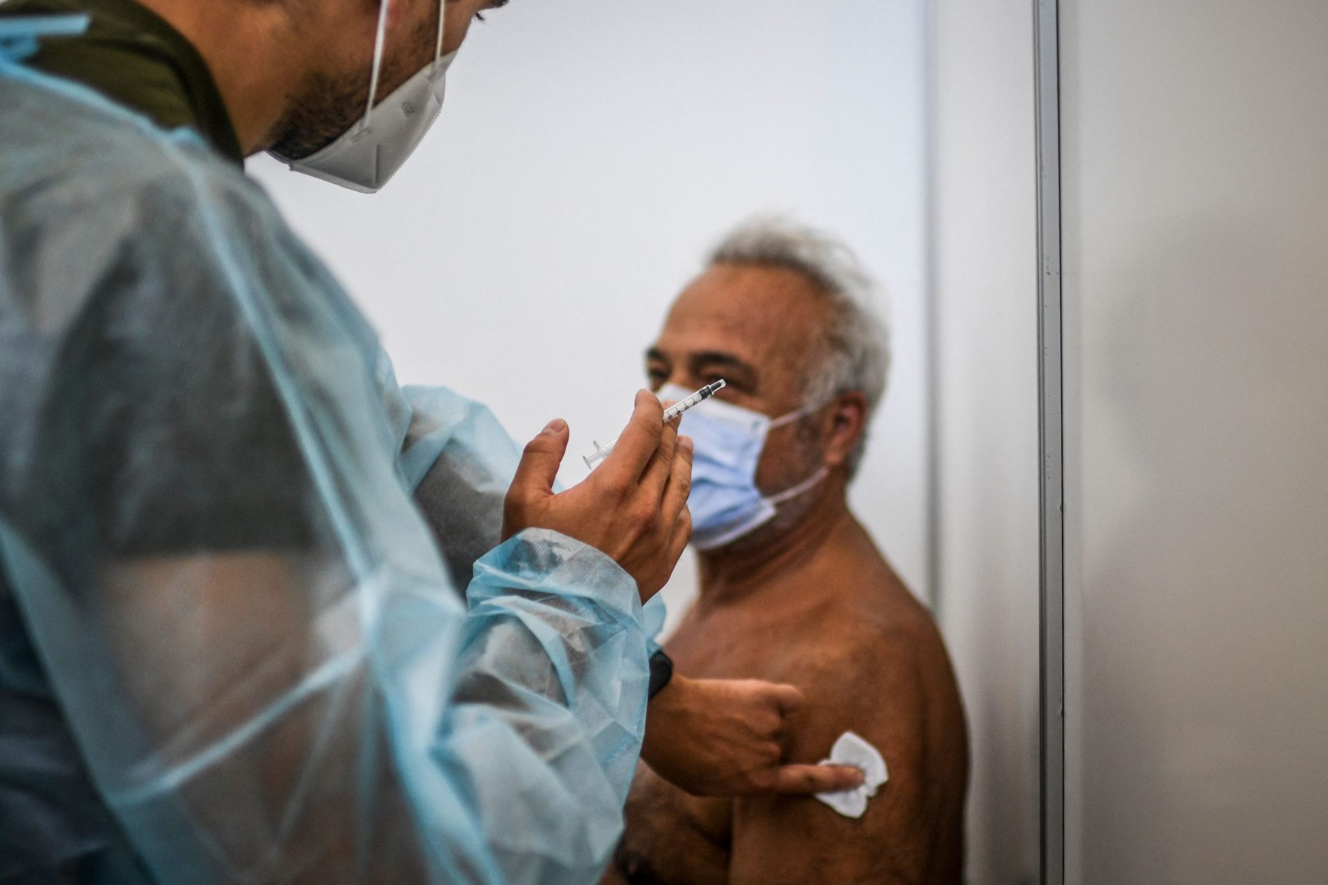 Médicos da Saúde Pública defendem inoculação da vacina contra covid-19 em simultâneo com a da gripe nos idosos