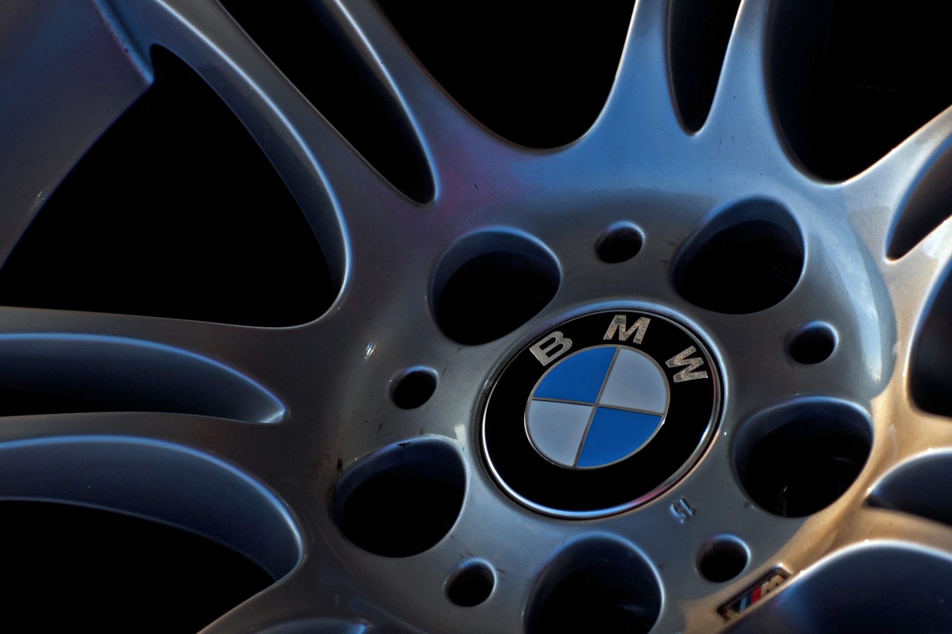 Lucro do grupo alemão BMW cresce 21 vezes no primeiro semestre para 7.623 milhões de euros