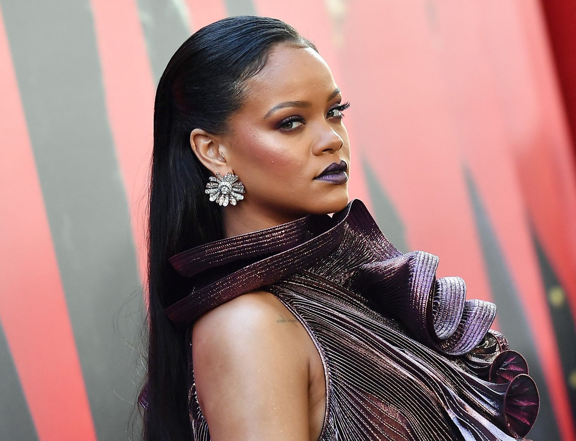 Rihanna entra na lista de multimilionários, mas a fortuna não se deve só à música