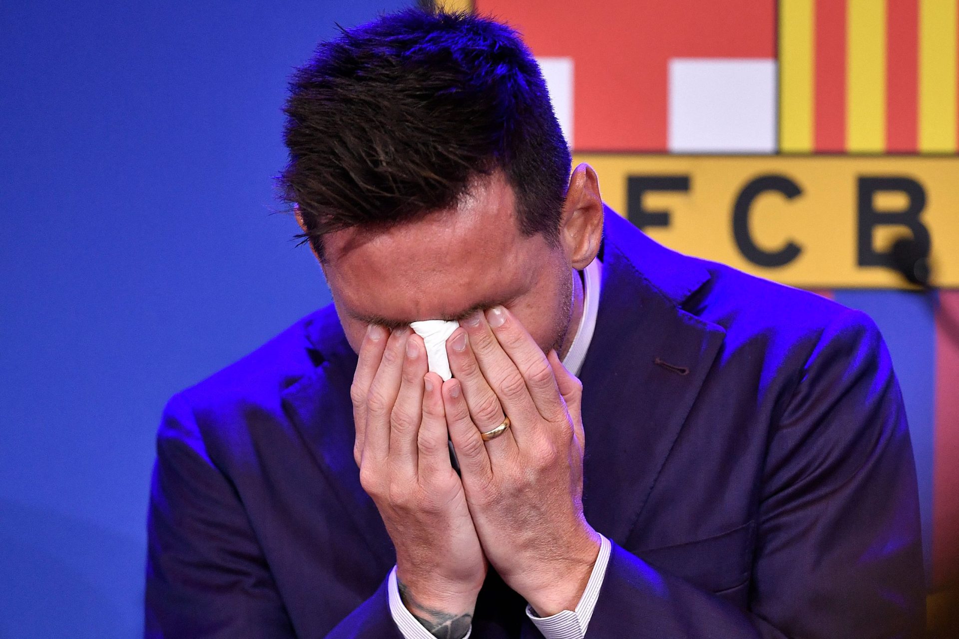 &#8220;Não estou preparado para isto&#8221;: Messi despede-se do Barcelona em lágrimas