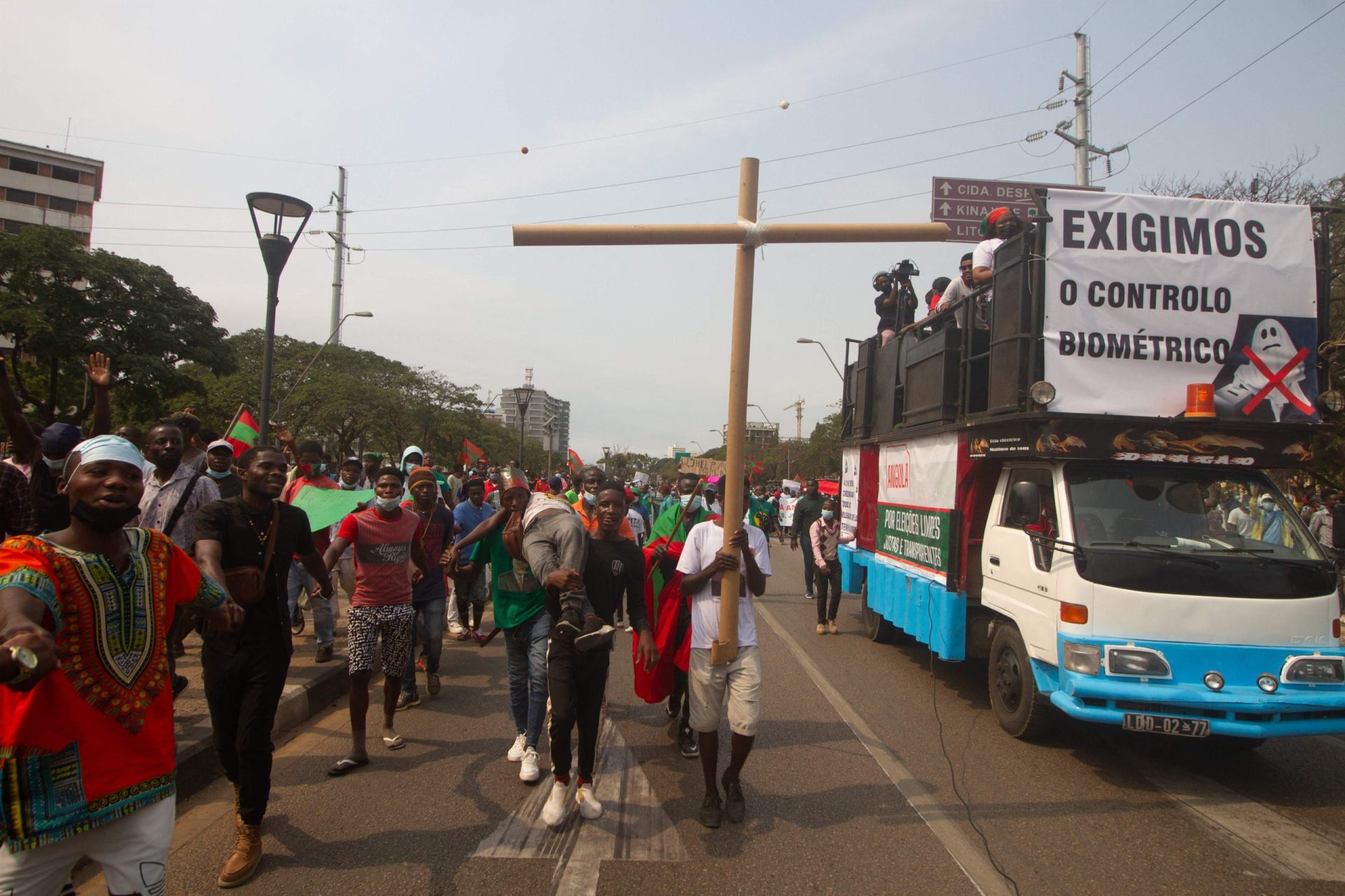 Manifestação da UNITA junta milhares de pessoas nas ruas de Luanda (Vídeo)