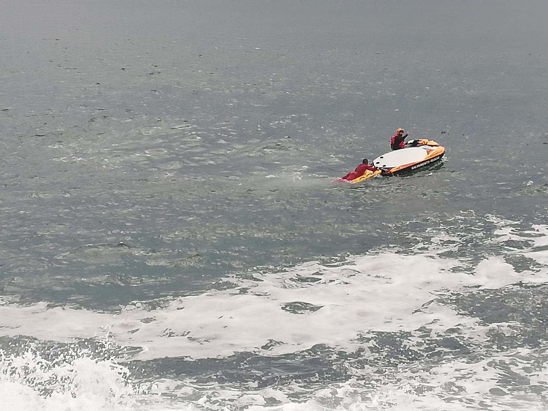 Surfista em dificuldades resgatado na praia do Cabedelo na Figueira da Foz