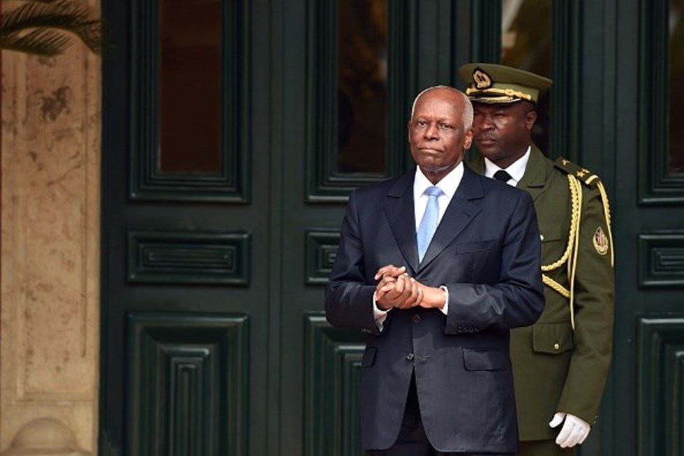 José Eduardo dos Santos aterra em Luanda dois anos depois
