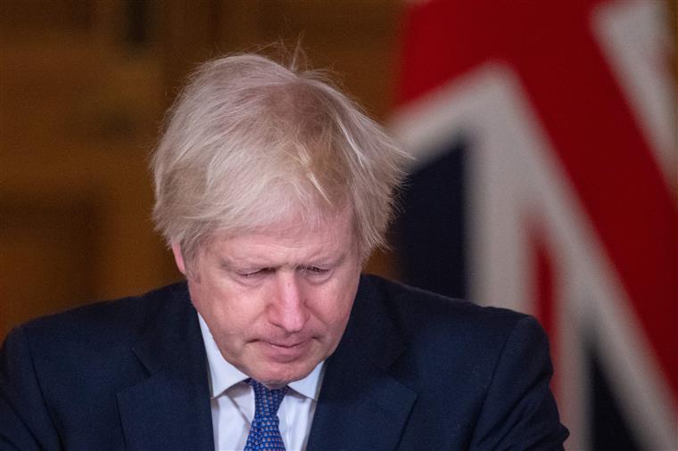Boris Johnson dá início a remodelação governamental com demissão dos ministros da Educação, Justiça e Habitação