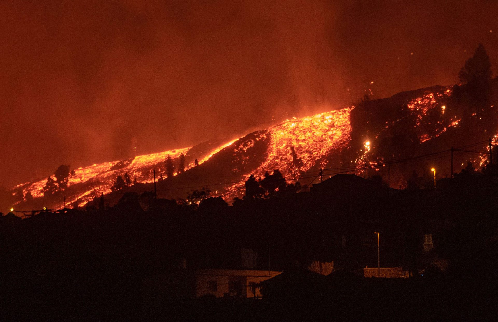 Governo acompanha situação em La Palma e pondera retirada de portugueses devido a erupção