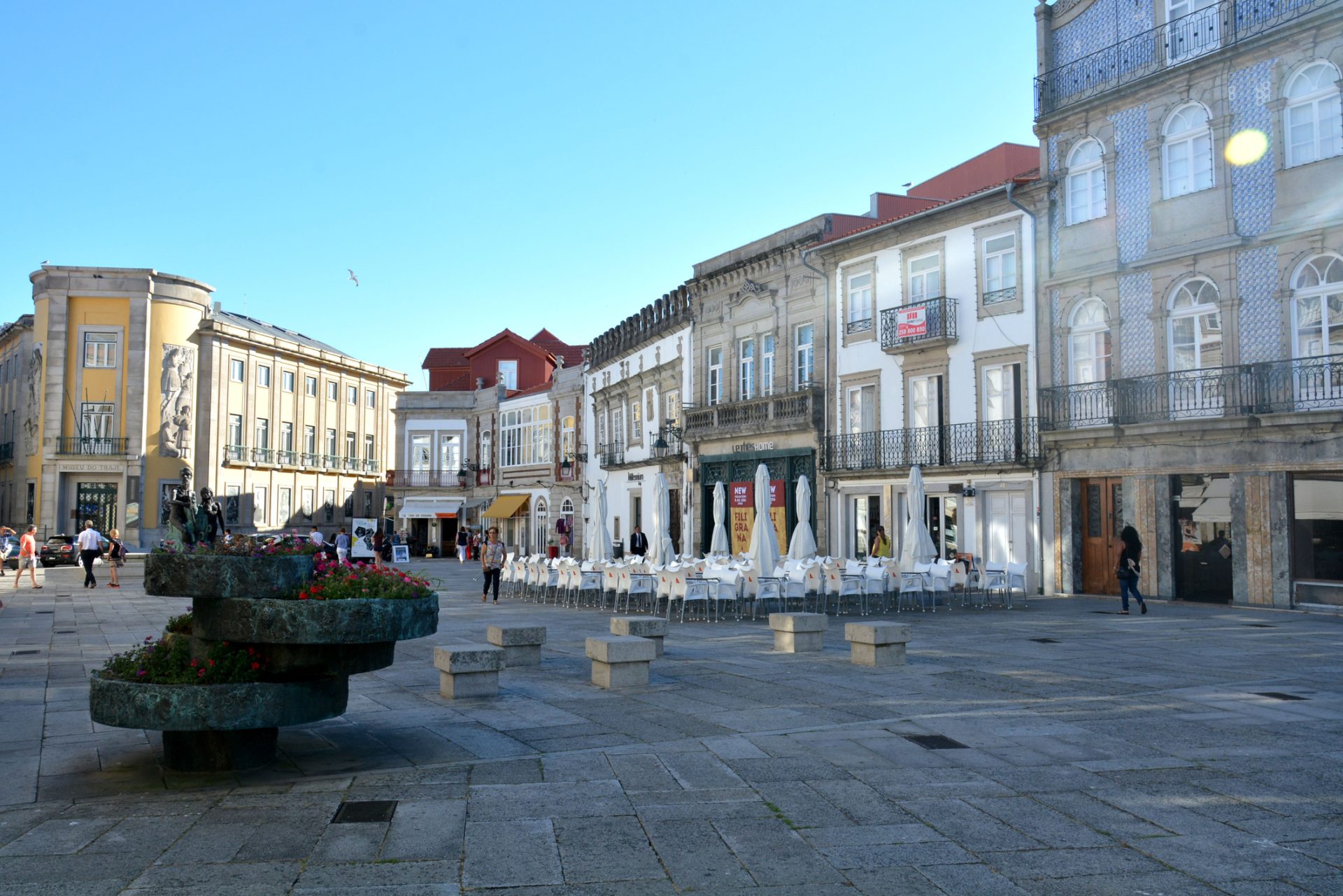 Condutora de 85 anos despista-se e entra desgovernada em praça de Viana do Castelo