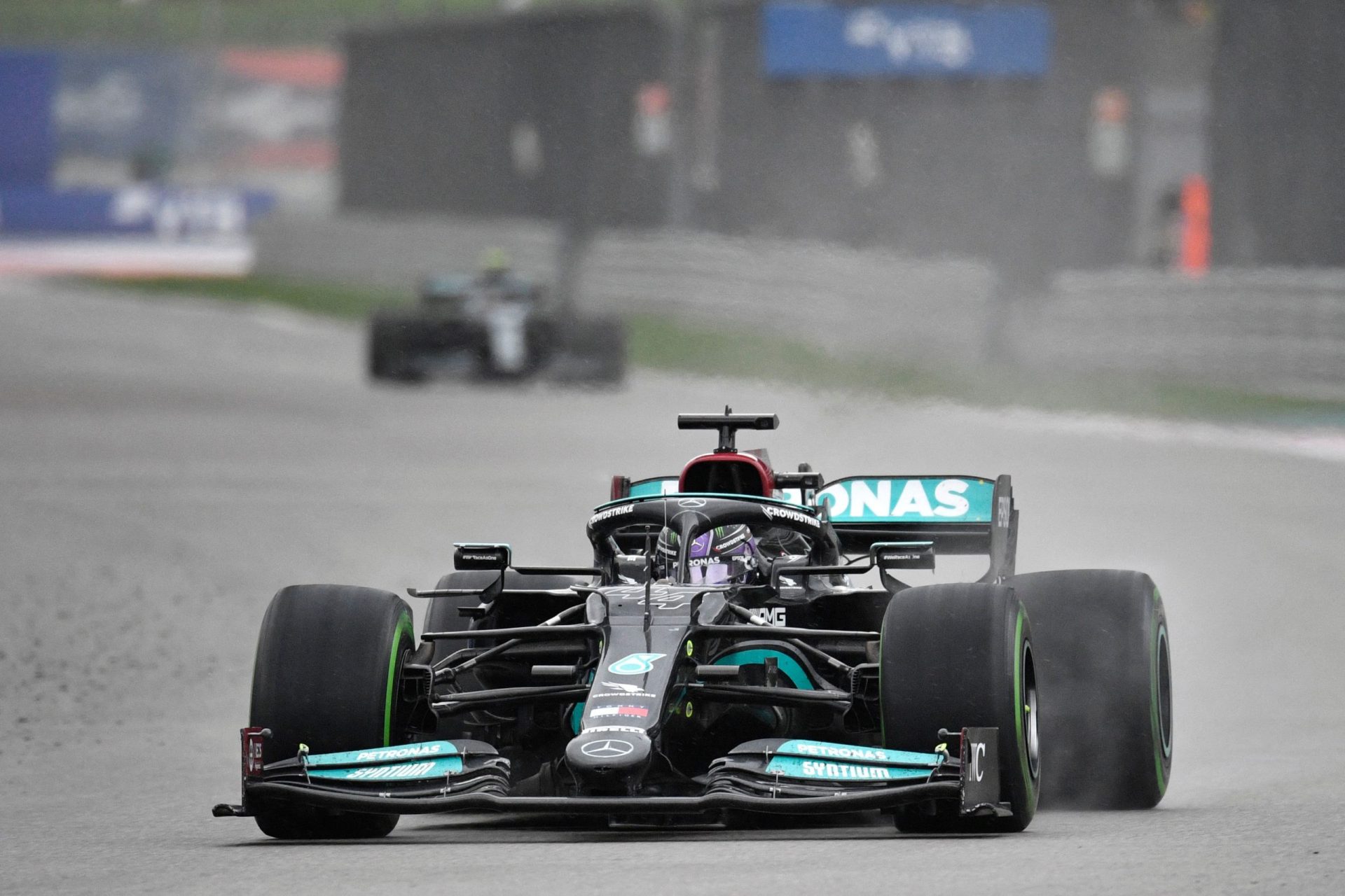 Lewis Hamilton conquista 100.ª vitória da carreira em Sochi
