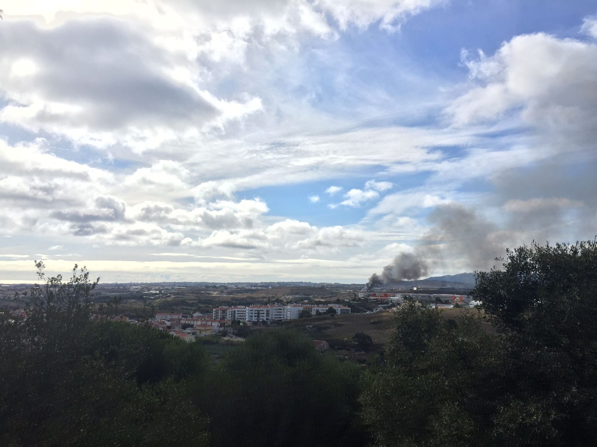 Incêndio deflagra na Tratolixo, em São Domingos de Rana