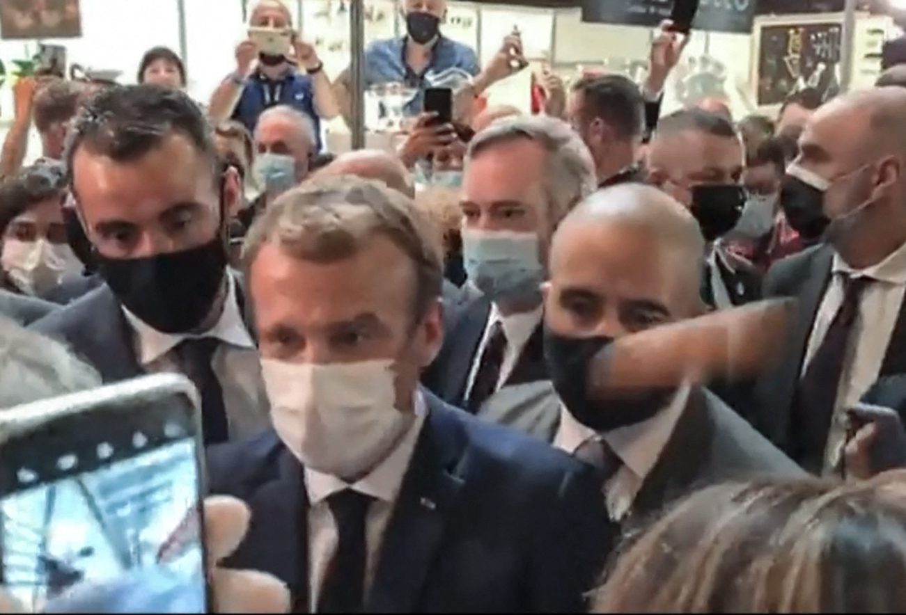 França. Emmanuel Macron atingido (mais uma vez) com um ovo na cabeça
