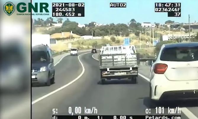 Ultrapassagens pela direita, excesso de velocidade e carros em contramão: GNR mostra manobras perigosas nas estradas portuguesas