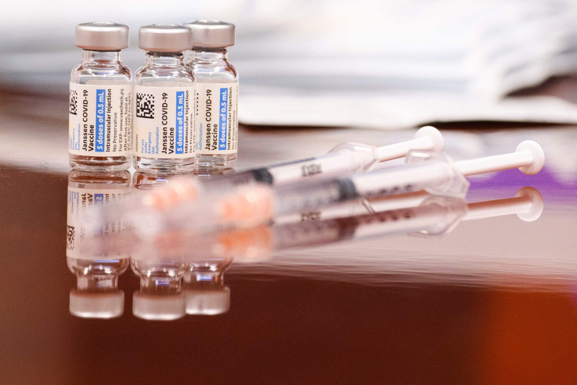 Eslovénia suspende vacinação com fármaco da Johnson & Johnson após morte de jovem de 20 anos