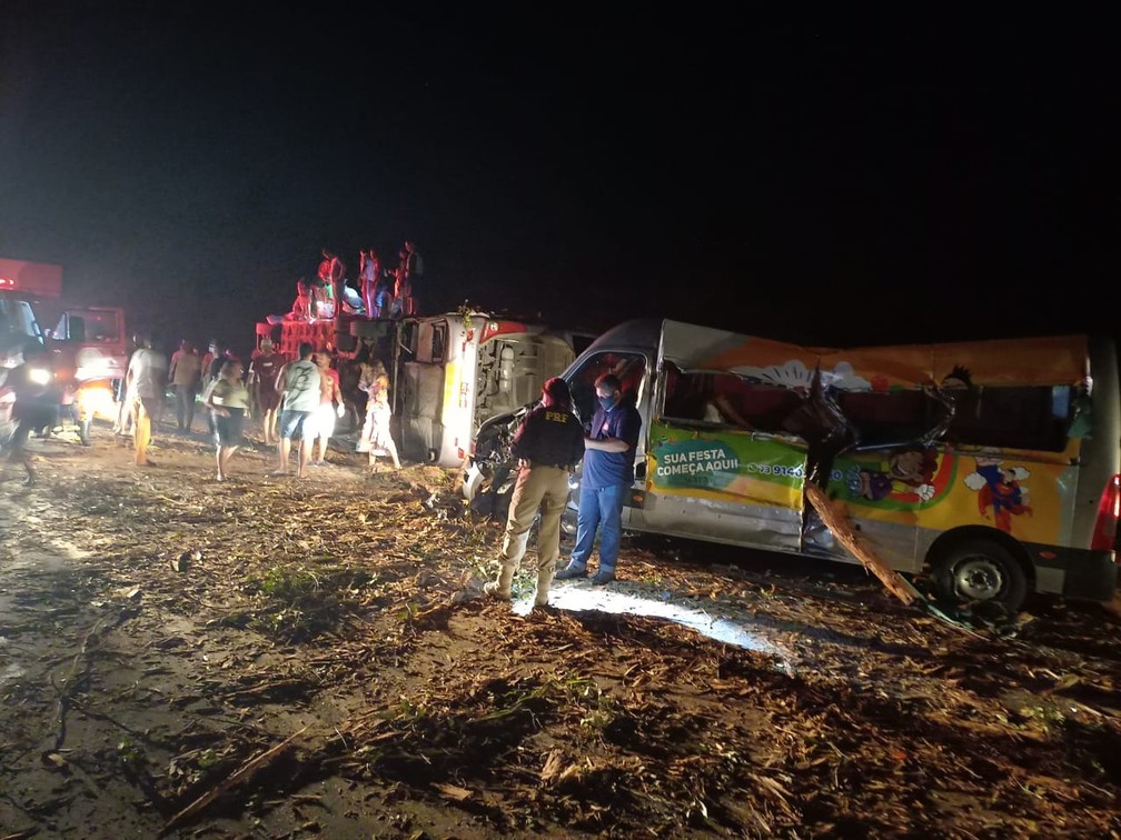 Acidente com autocarro, carrinha e camião faz 12 mortos e 22 feridos no Brasil