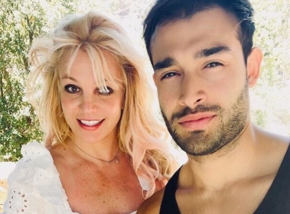 Namorado de Britney Spears visto a procurar anéis de noivado numa joalharia em Los Angeles