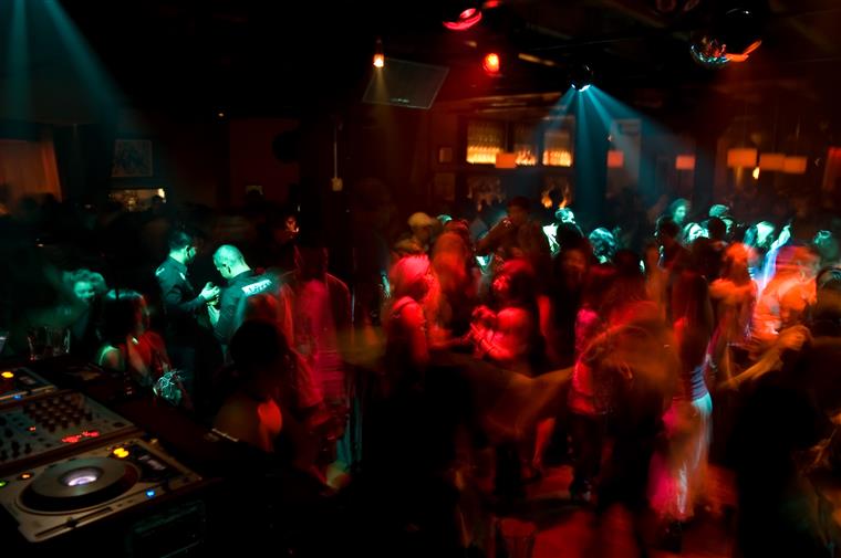 Número de casos em surto associado a festas em bares da praia de Santa Cruz sobe para 33