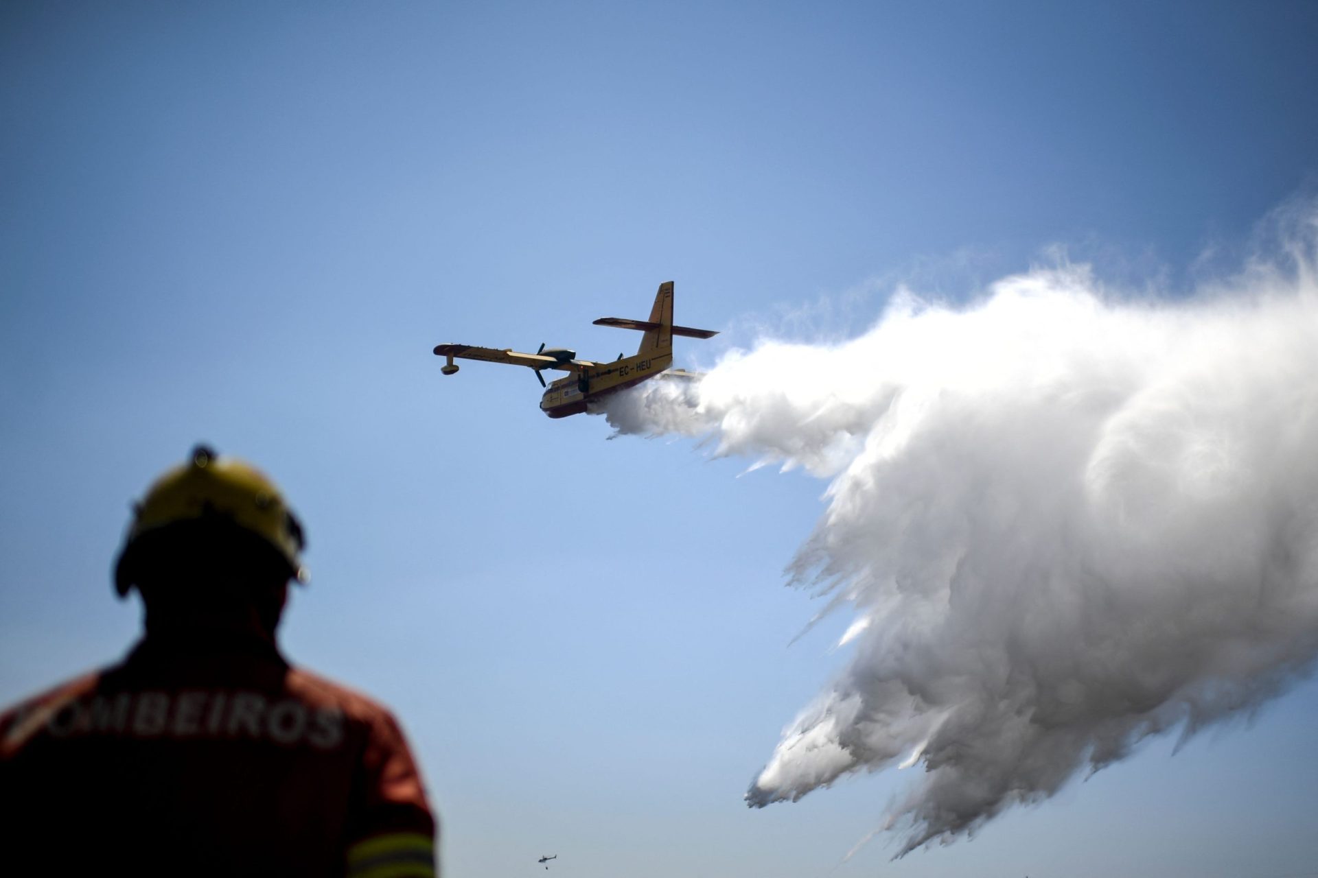 Mais de 150 operacionais e sete meios aéreos estão a combater fogo em Vila Pouca de Aguiar