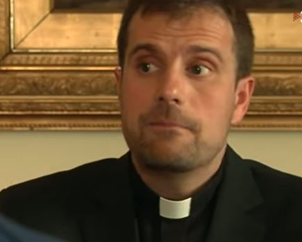Bispo espanhol renuncia à Igreja para estar com autora de livros eróticos