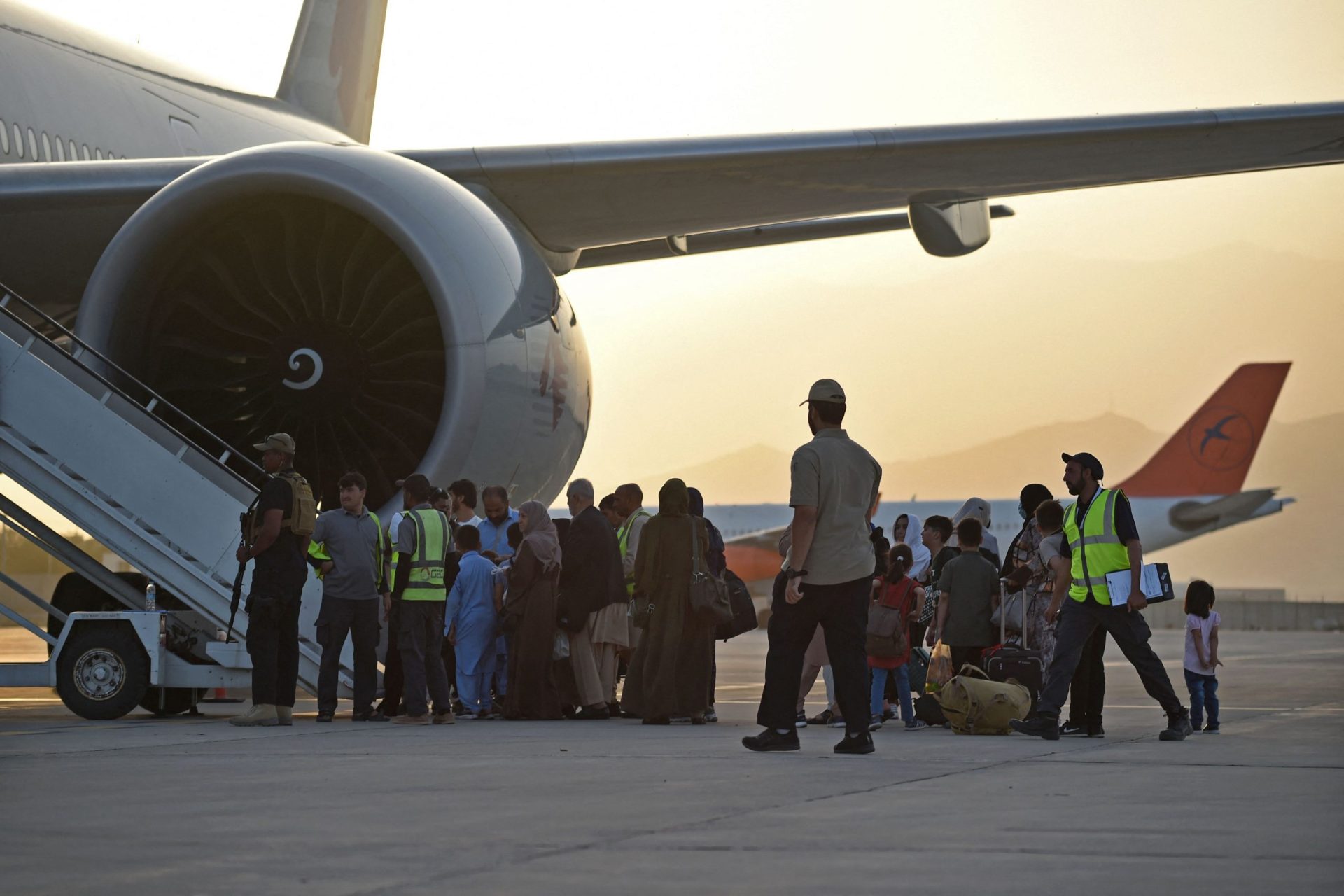 Voo com cerca de 200 estrangeiros deixa Cabul. É a primeira retirada desde a saída dos EUA do Afeganistão