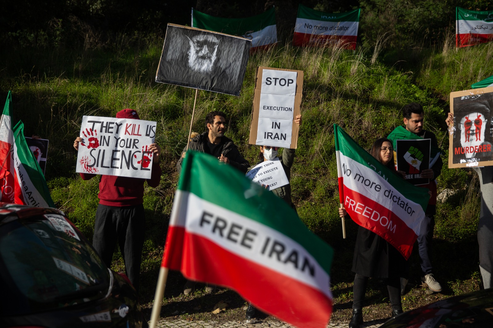 Fotogaleria da manifestação à porta da embaixada do Irão em Lisboa