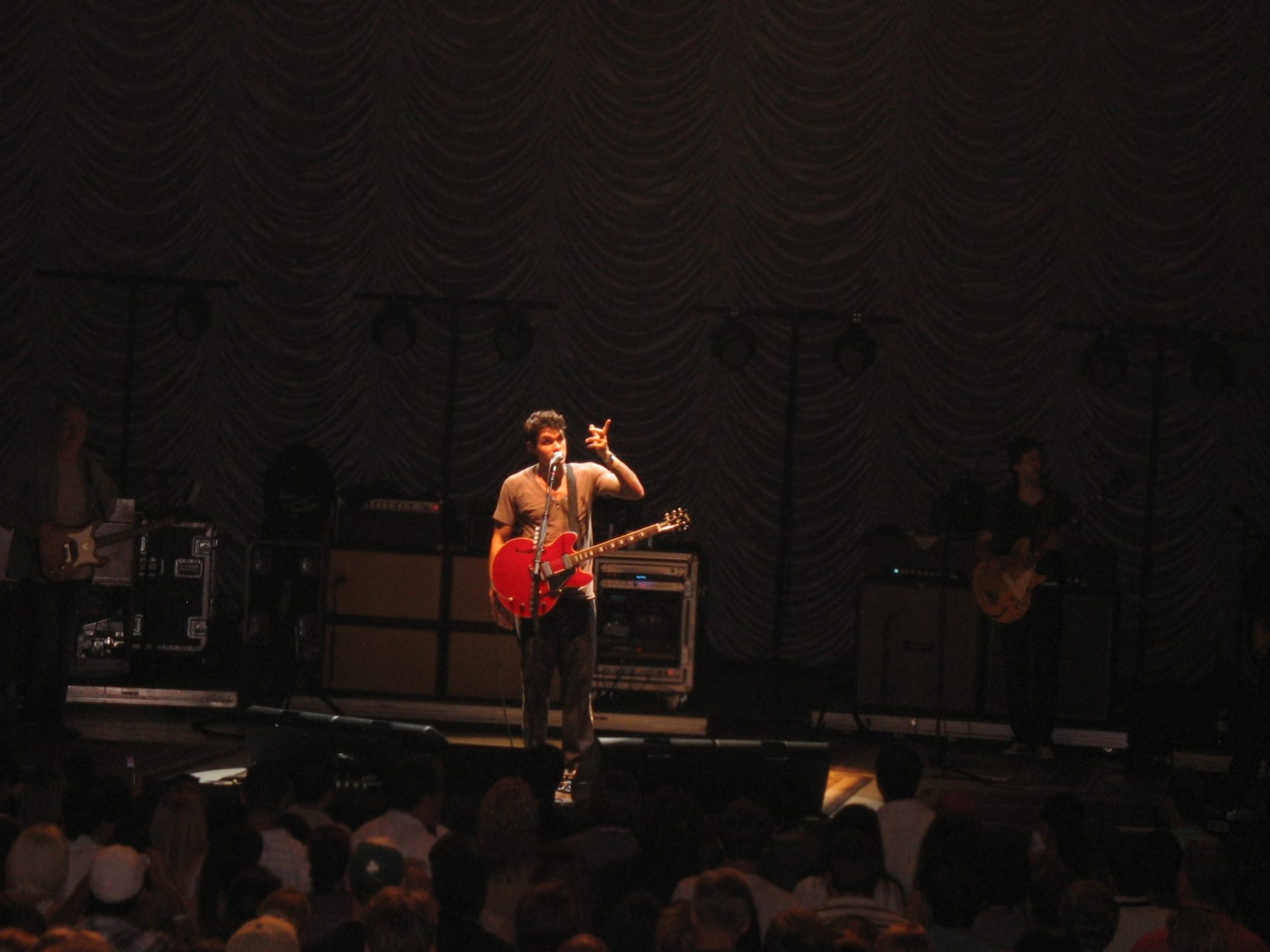 John Mayer interrompe concerto depois de fã se sentir mal