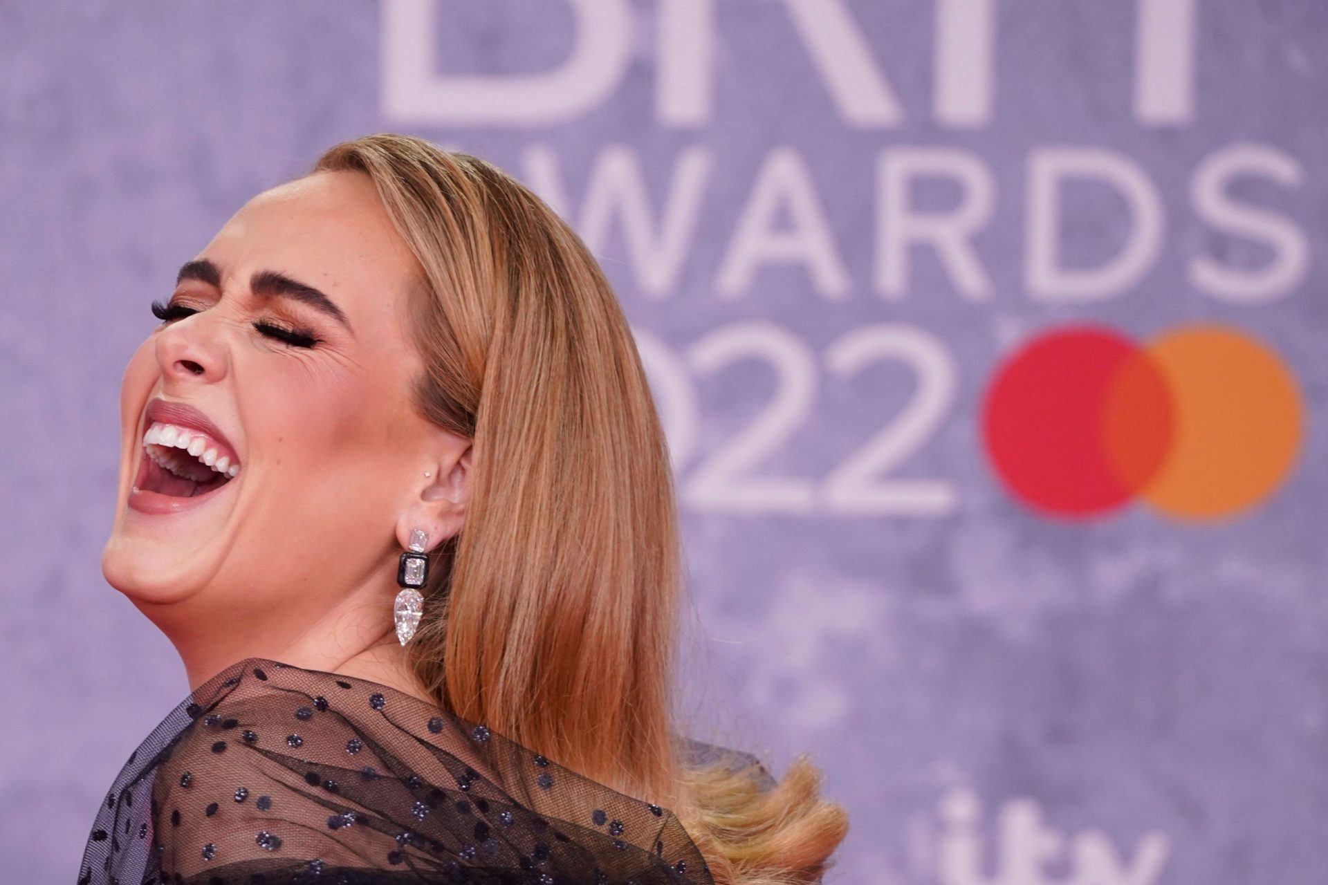 Adele enlouquece fãs ao dançar num varão de uma discoteca britânica