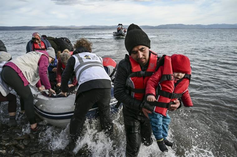 Mais de 220 imigrantes resgatados no Mediterrâneo nos últimos dois dias
