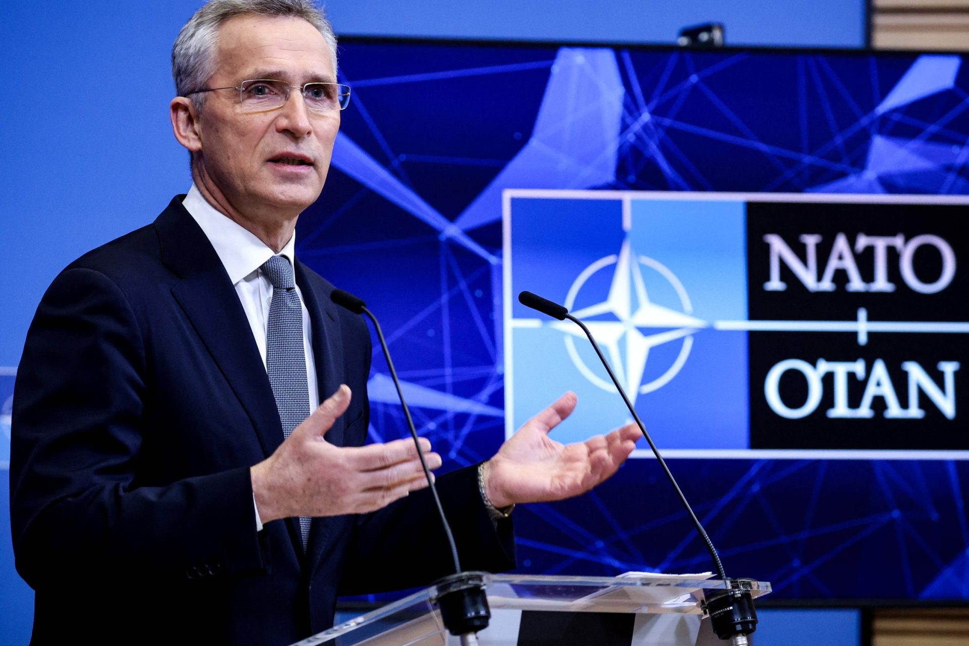 NATO diz que Rússia continua a reforçar a presença militar nas fronteiras com a Ucrânia